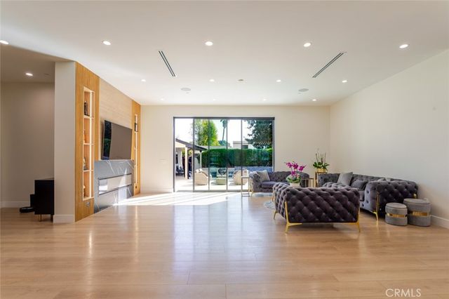 7714 Lasaine Avenue, Northridge, CA 91325