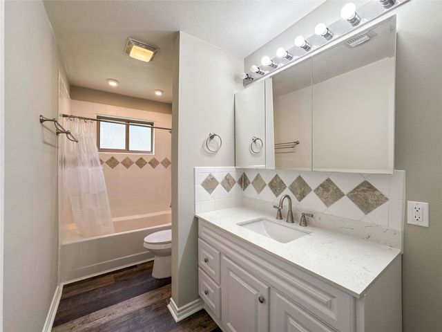 4208 Pine Shadows Street, Dickinson, TX 77539