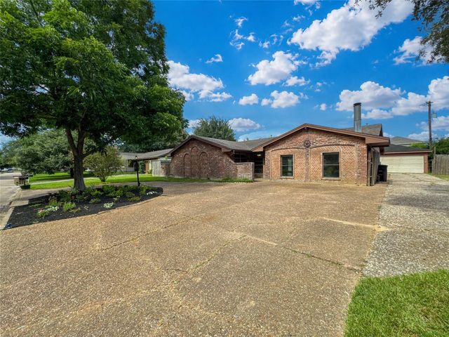 4208 Pine Shadows Street, Dickinson, TX 77539