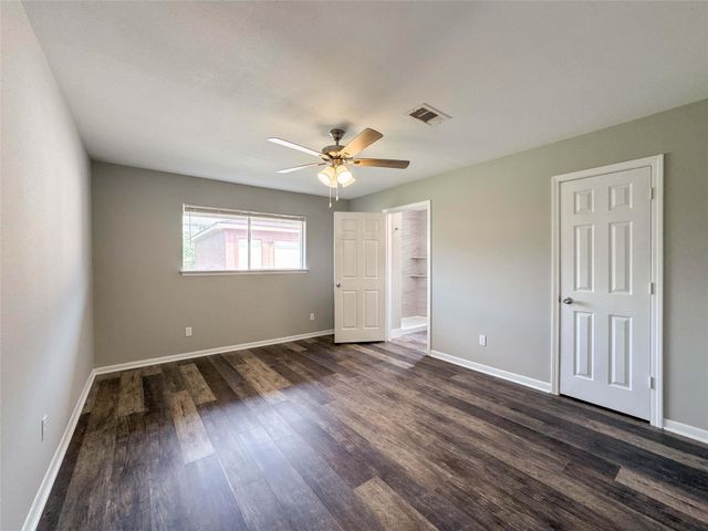 4208 Pine Shadows Street, Dickinson, TX 77539
