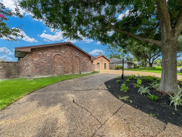 4208 Pine Shadows Street, Dickinson, TX 77539