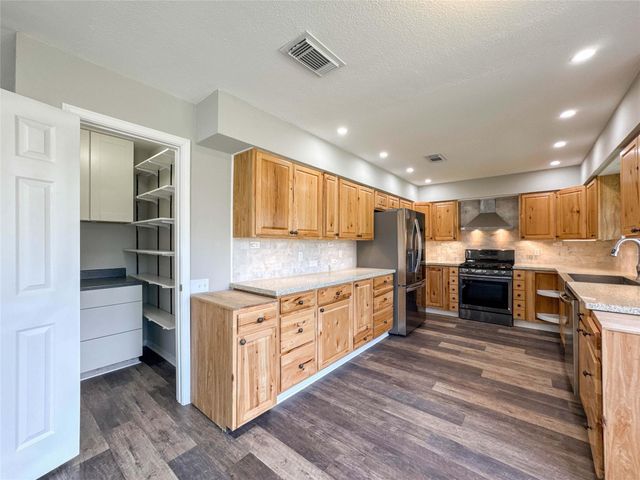 4208 Pine Shadows Street, Dickinson, TX 77539