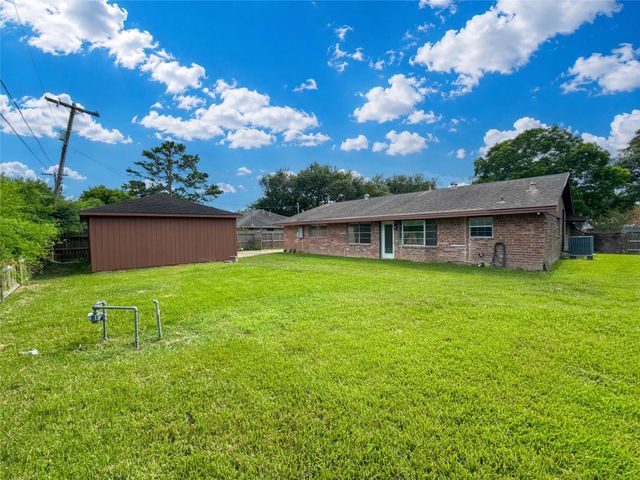 4208 Pine Shadows Street, Dickinson, TX 77539