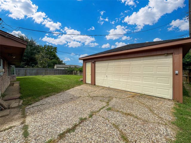 4208 Pine Shadows Street, Dickinson, TX 77539