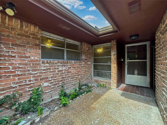 4208 Pine Shadows Street, Dickinson, TX 77539