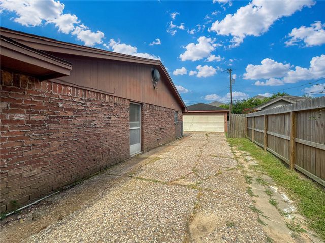 4208 Pine Shadows Street, Dickinson, TX 77539