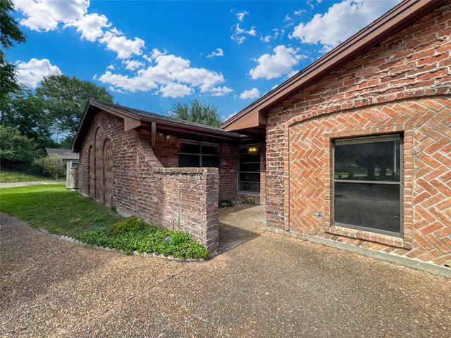 4208 Pine Shadows Street, Dickinson, TX 77539