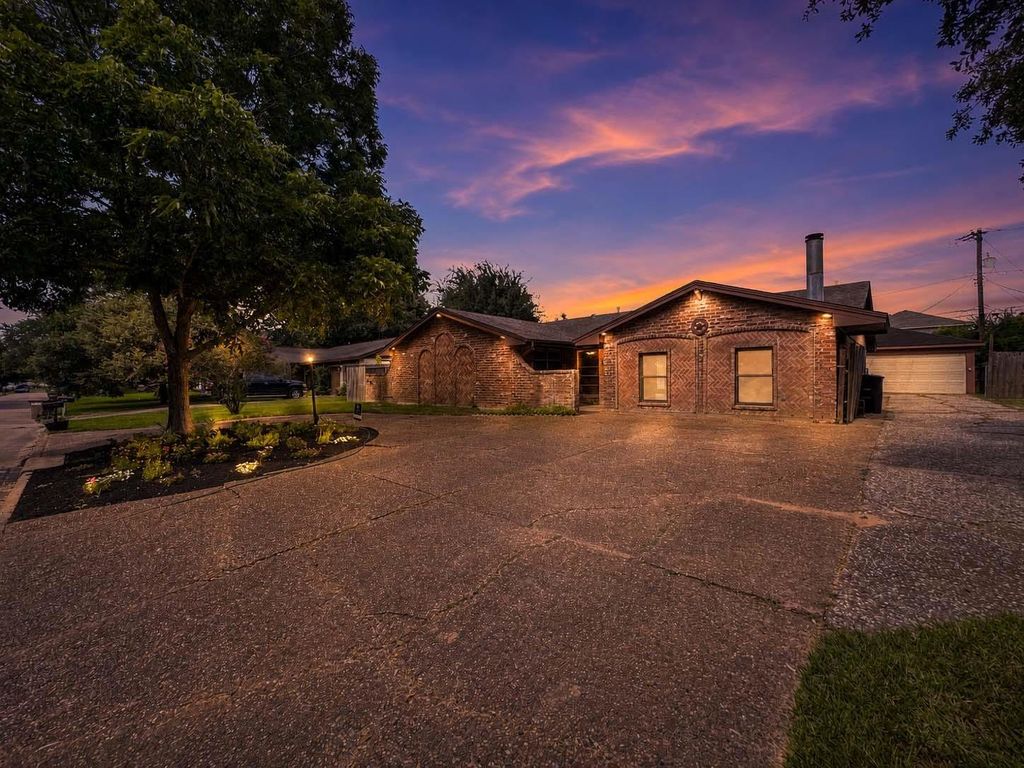 4208 Pine Shadows Street, Dickinson, TX 77539