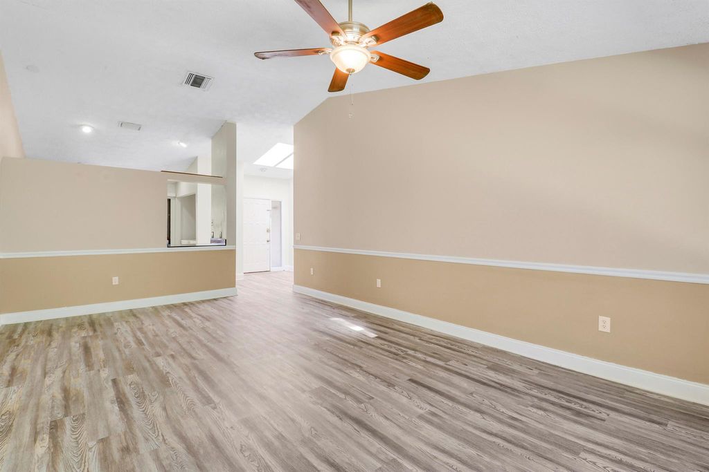 Image 13 of property listing at 13095 Belhaven Court 8, Wellington, FL 33414