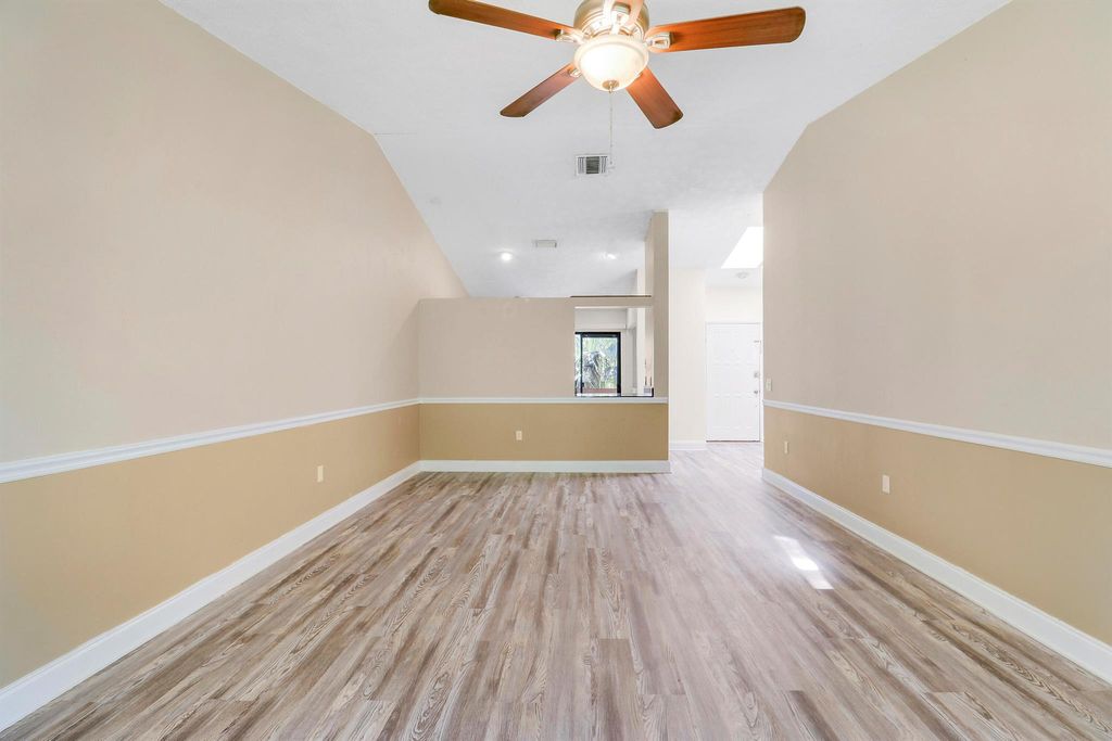 Image 14 of property listing at 13095 Belhaven Court 8, Wellington, FL 33414