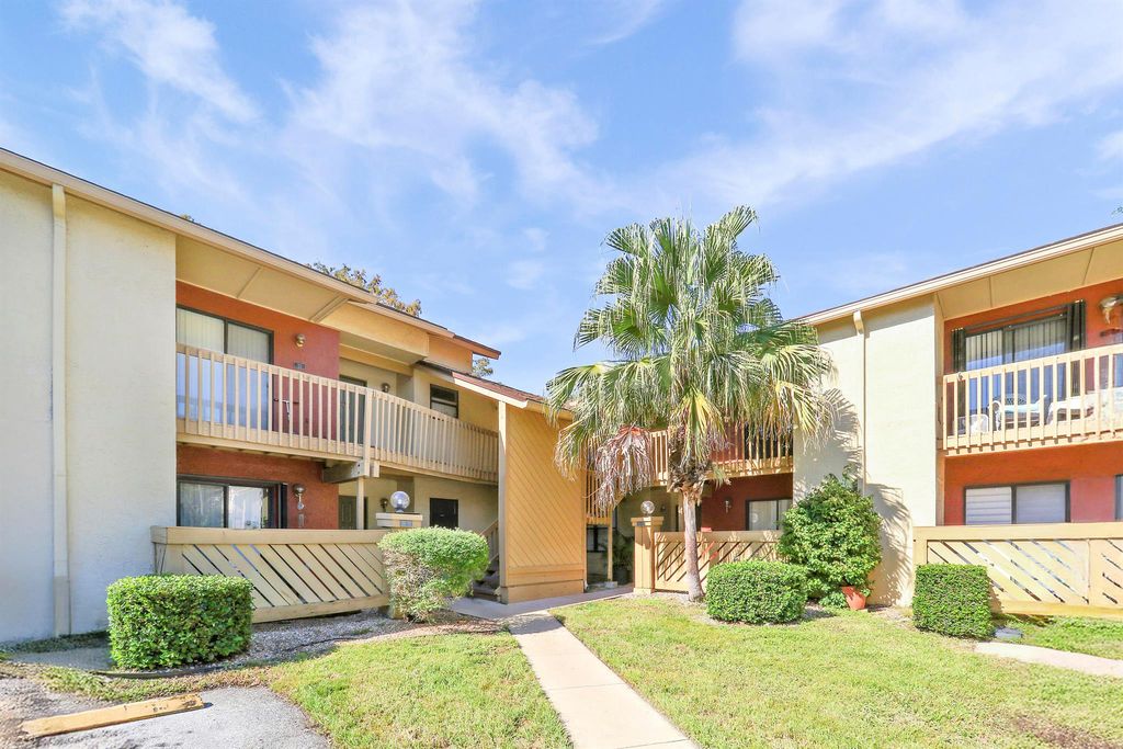 Image 2 of property listing at 13095 Belhaven Court 8, Wellington, FL 33414