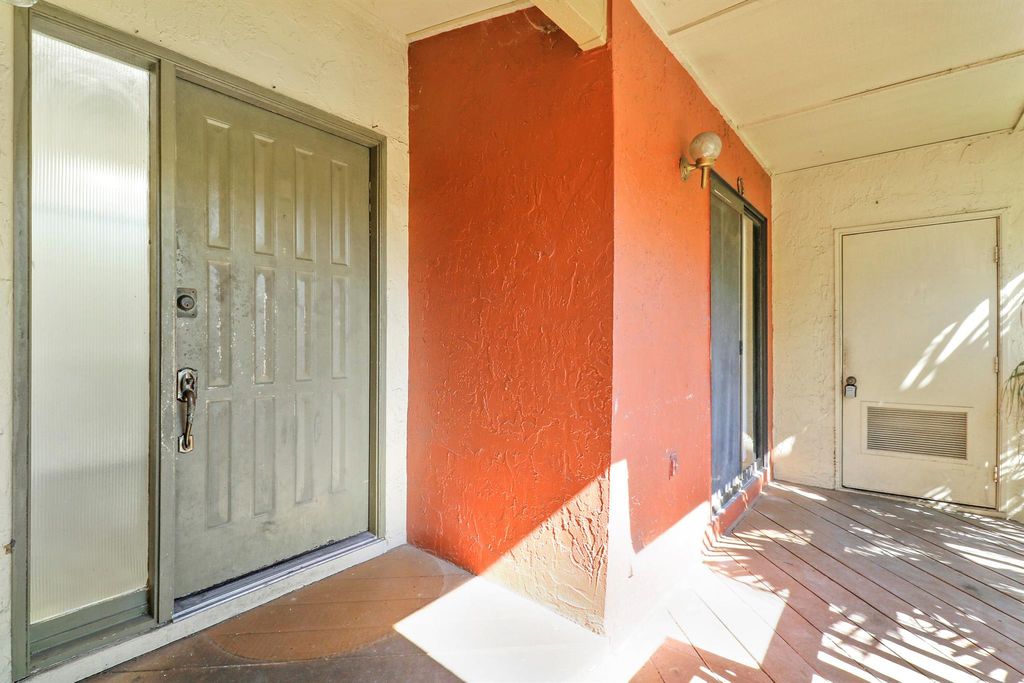 Image 3 of property listing at 13095 Belhaven Court 8, Wellington, FL 33414