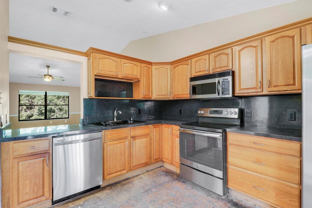 Image 6 of property listing at 13095 Belhaven Court 8, Wellington, FL 33414