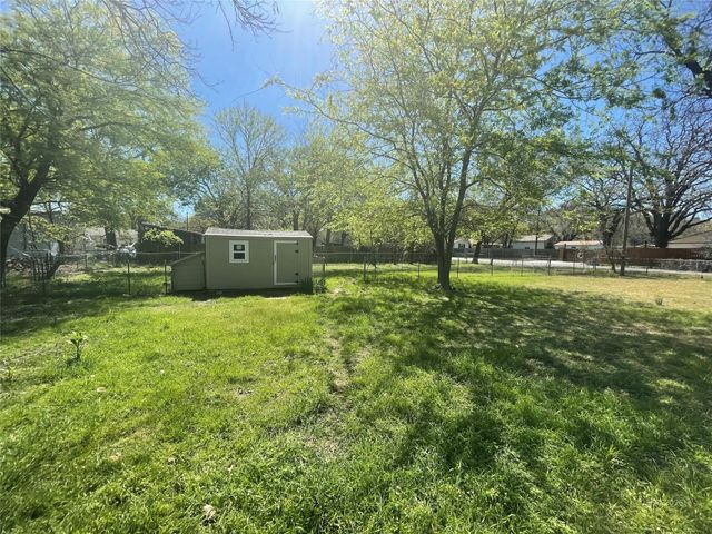 1100 Poe Street, Azle, TX 76020