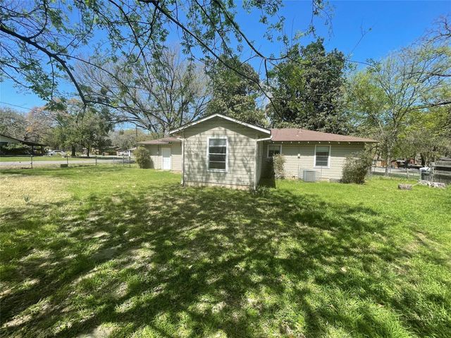 1100 Poe Street, Azle, TX 76020