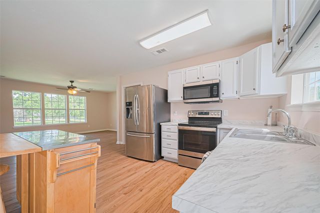 115 N 12th Street, Highlands, TX 77562