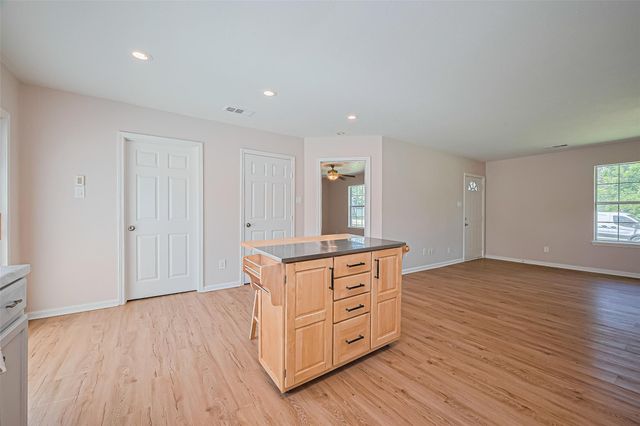 115 N 12th Street, Highlands, TX 77562