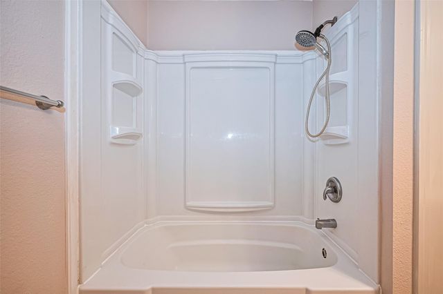 115 N 12th Street, Highlands, TX 77562