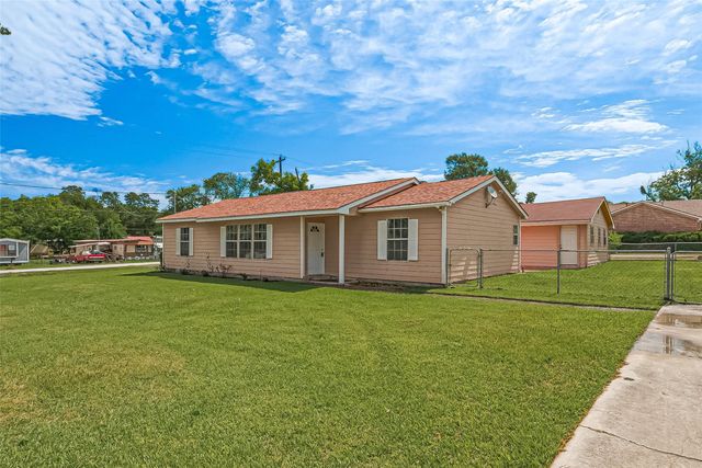 115 N 12th Street, Highlands, TX 77562
