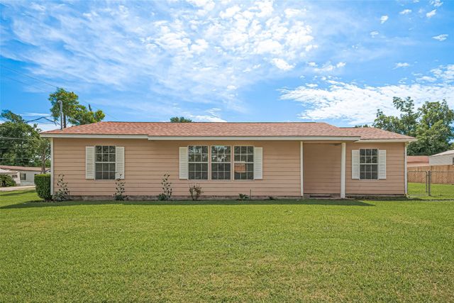 115 N 12th Street, Highlands, TX 77562