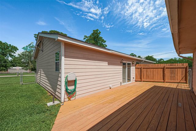115 N 12th Street, Highlands, TX 77562