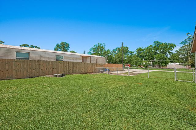 115 N 12th Street, Highlands, TX 77562