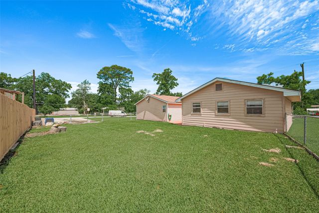 115 N 12th Street, Highlands, TX 77562