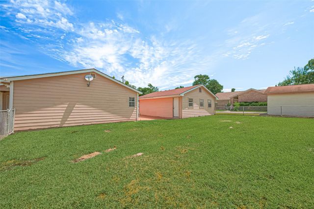 115 N 12th Street, Highlands, TX 77562