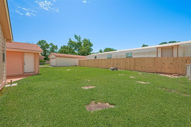 115 N 12th Street, Highlands, TX 77562