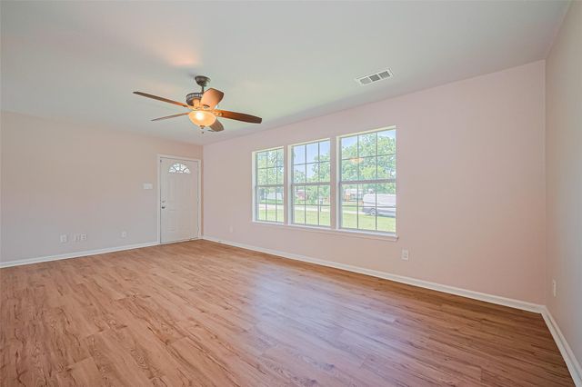 115 N 12th Street, Highlands, TX 77562