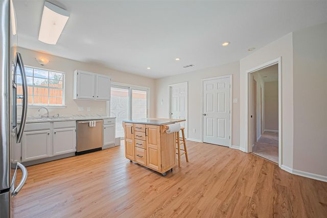 115 N 12th Street, Highlands, TX 77562