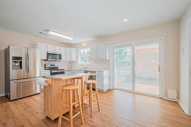 115 N 12th Street, Highlands, TX 77562