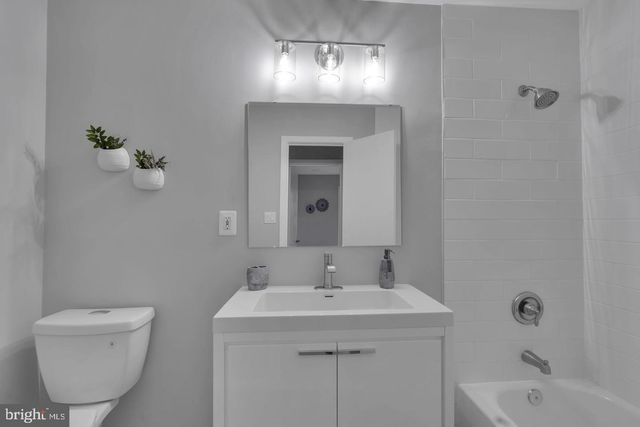 10422 WOODBURY WOODS CT, Fairfax, VA 22032