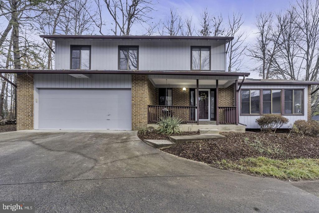 10422 WOODBURY WOODS CT, Fairfax, VA 22032