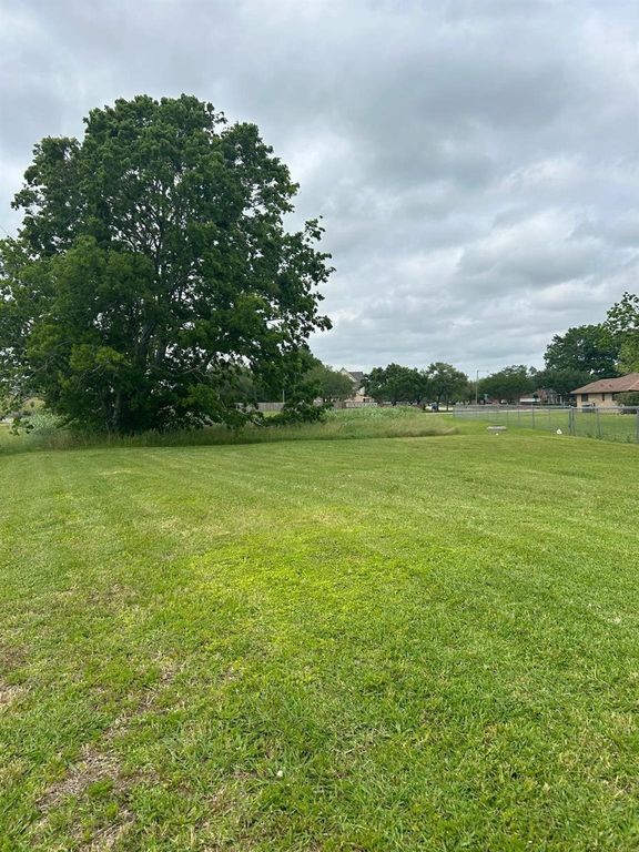35 Tx-288, Angleton, TX 77515