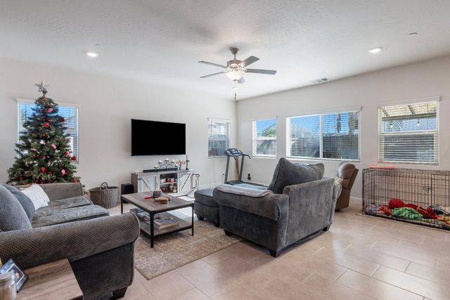 5265 W Lamona Avenue, Fresno, CA 93722