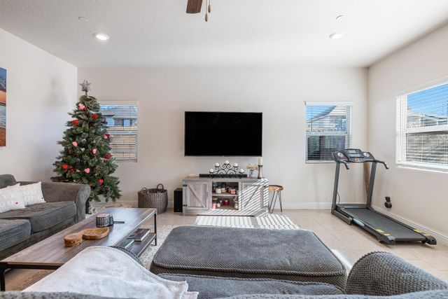 5265 W Lamona Avenue, Fresno, CA 93722