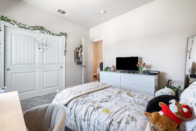 5265 W Lamona Avenue, Fresno, CA 93722