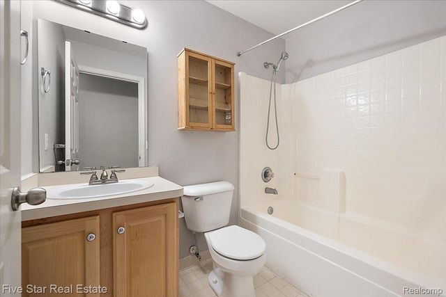 2781 Barclay Way, Ann Arbor, MI 48105