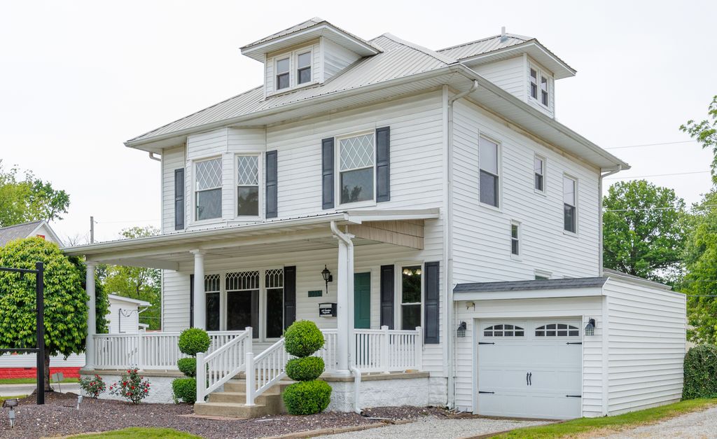Image 1 of property listing at 1015 W Main Street W, Salem, IL 62881