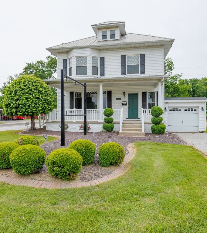 Image 2 of property listing at 1015 W Main Street W, Salem, IL 62881
