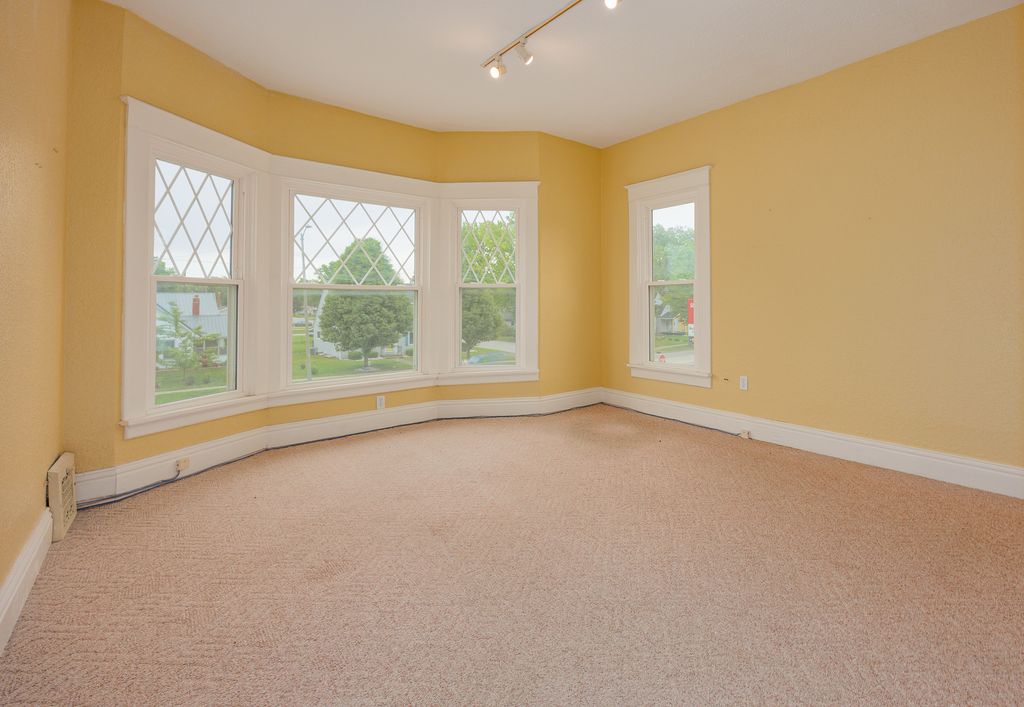 Image 19 of property listing at 1015 W Main Street W, Salem, IL 62881