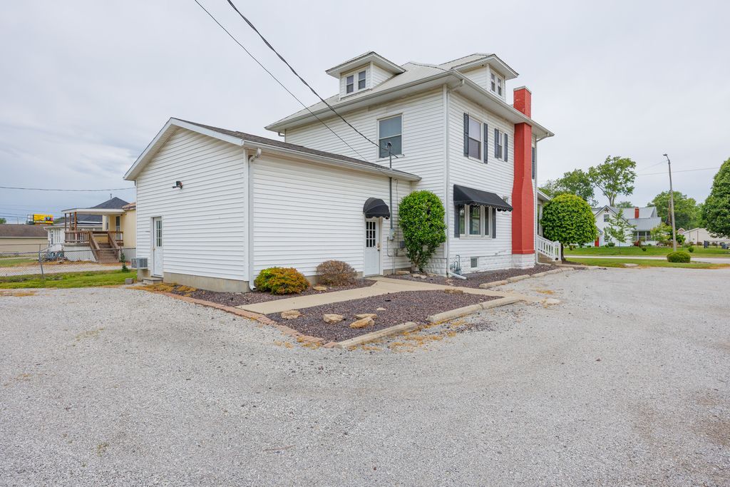 Image 3 of property listing at 1015 W Main Street W, Salem, IL 62881
