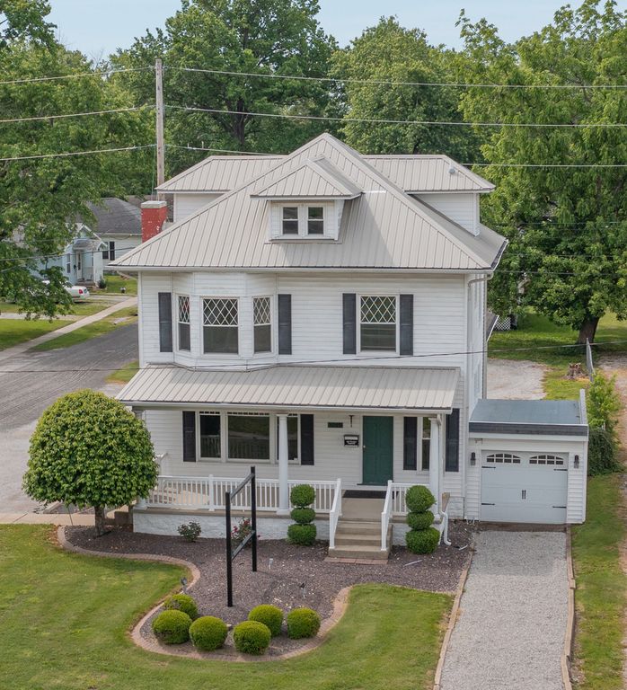 Image 25 of property listing at 1015 W Main Street W, Salem, IL 62881