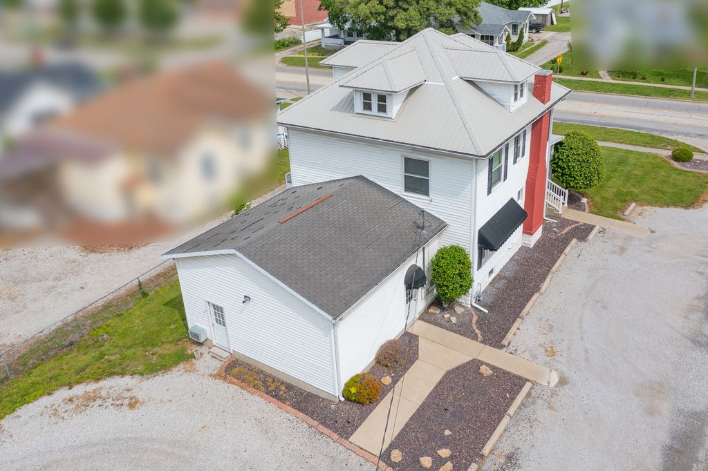 Image 4 of property listing at 1015 W Main Street W, Salem, IL 62881
