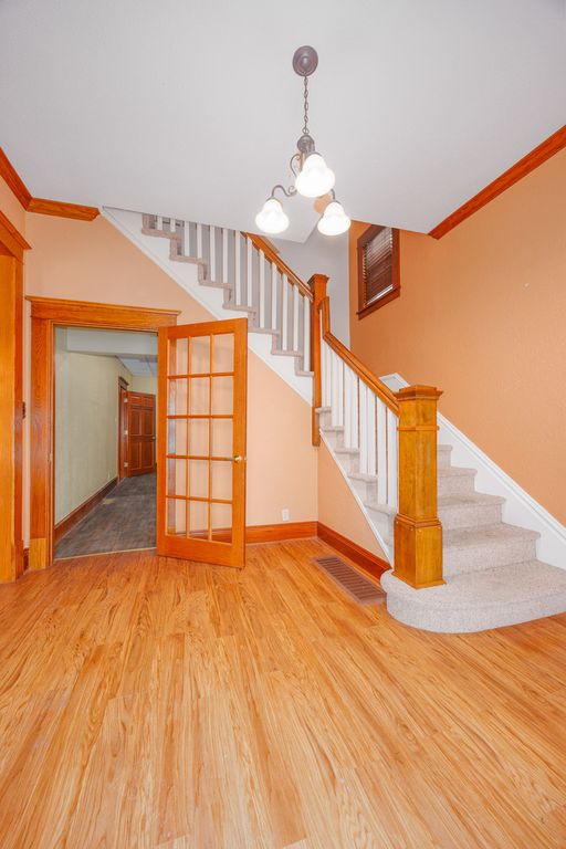Image 5 of property listing at 1015 W Main Street W, Salem, IL 62881