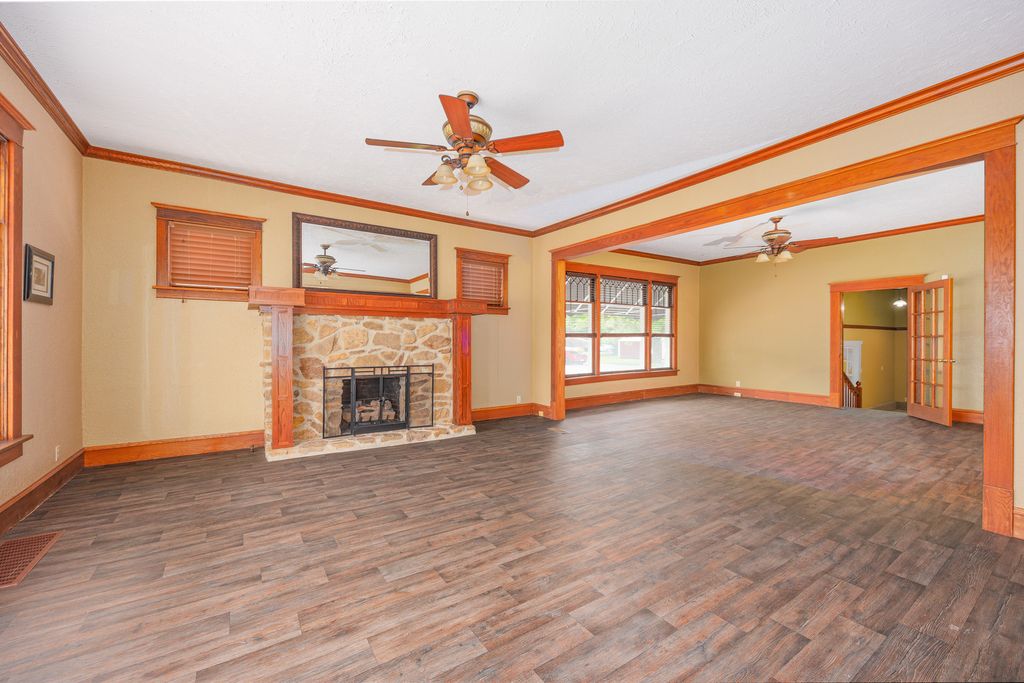 Image 6 of property listing at 1015 W Main Street W, Salem, IL 62881