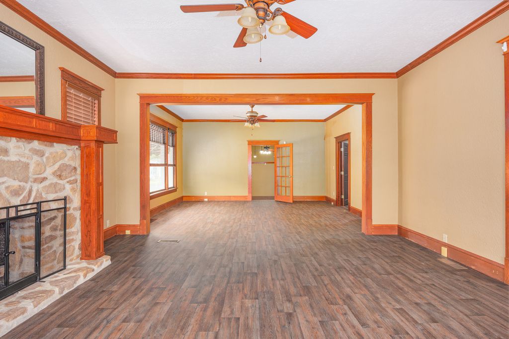Image 8 of property listing at 1015 W Main Street W, Salem, IL 62881