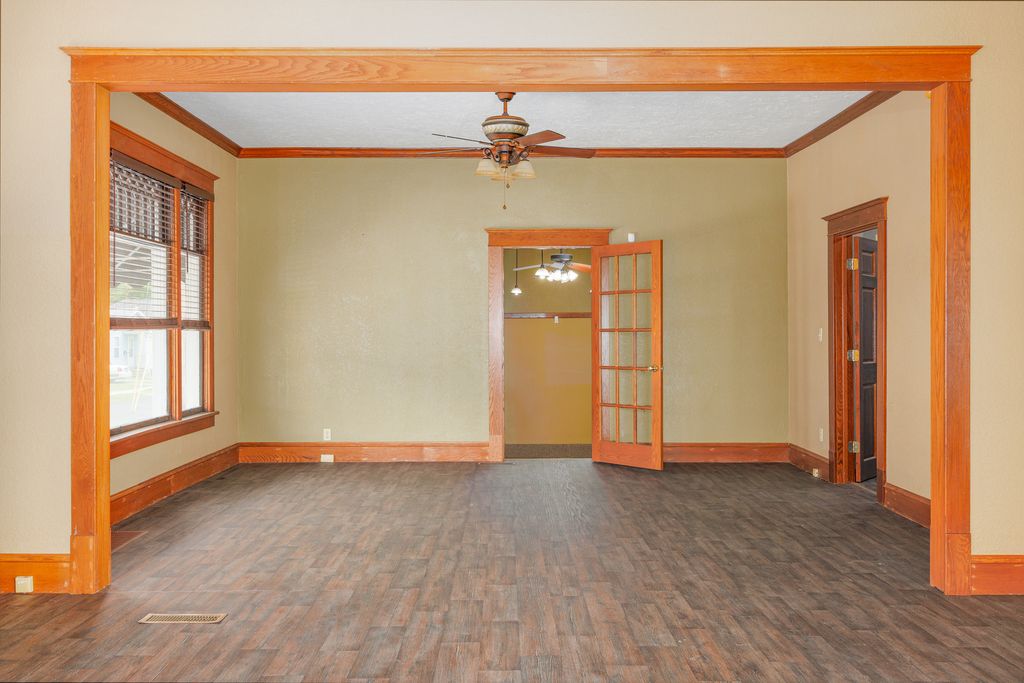 Image 9 of property listing at 1015 W Main Street W, Salem, IL 62881