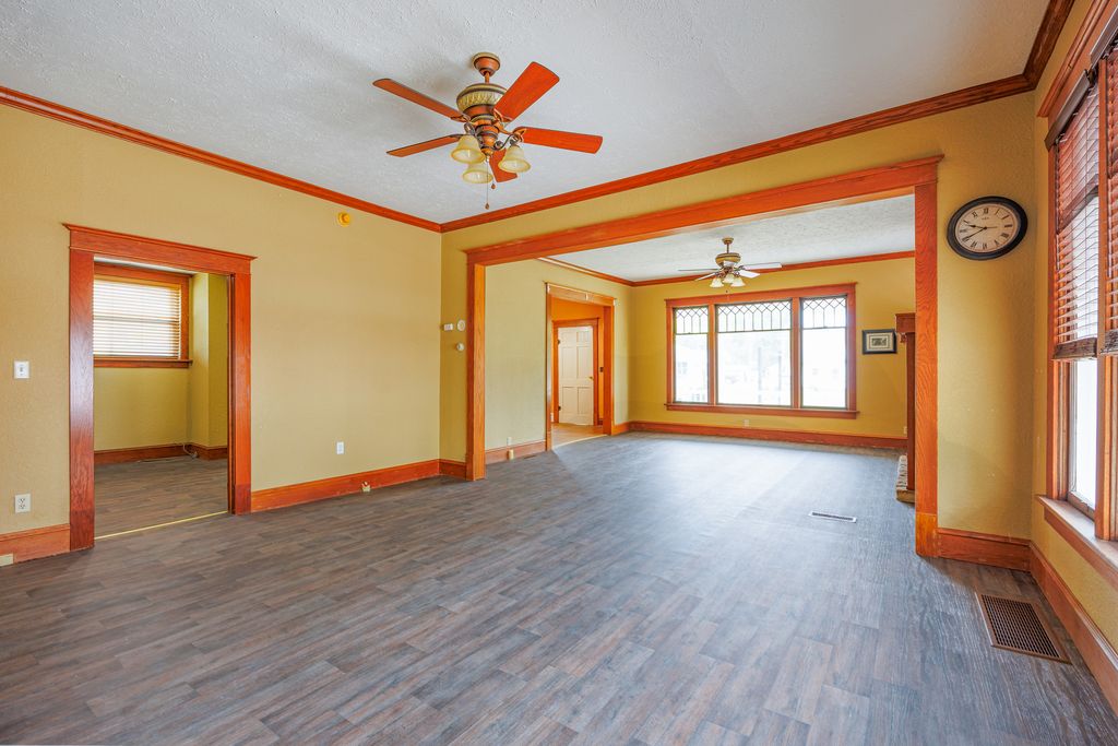 Image 10 of property listing at 1015 W Main Street W, Salem, IL 62881